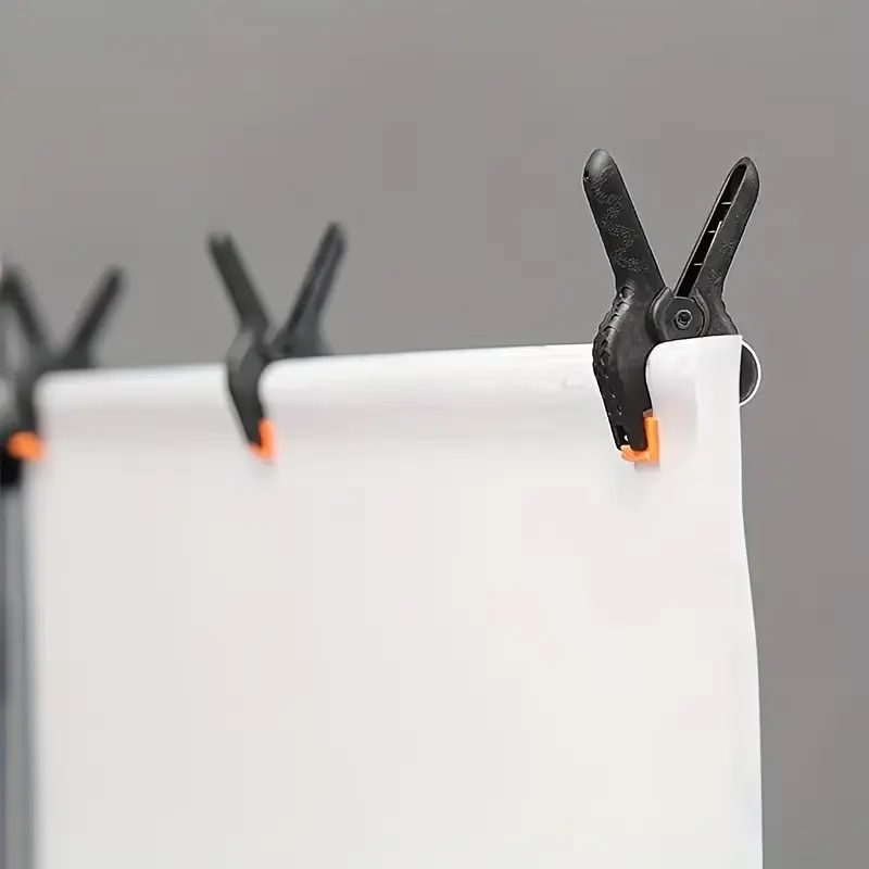 كلبس بلاستيك للخلفيات