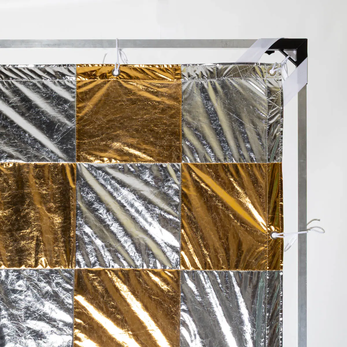 فريم شطرنج ذهبي و فضي عاكس للاضاءة 3 متر